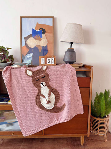 3D Kangaroo Hand-Knit Baby Blanket – 80 × 80 cm | Gift Box Included